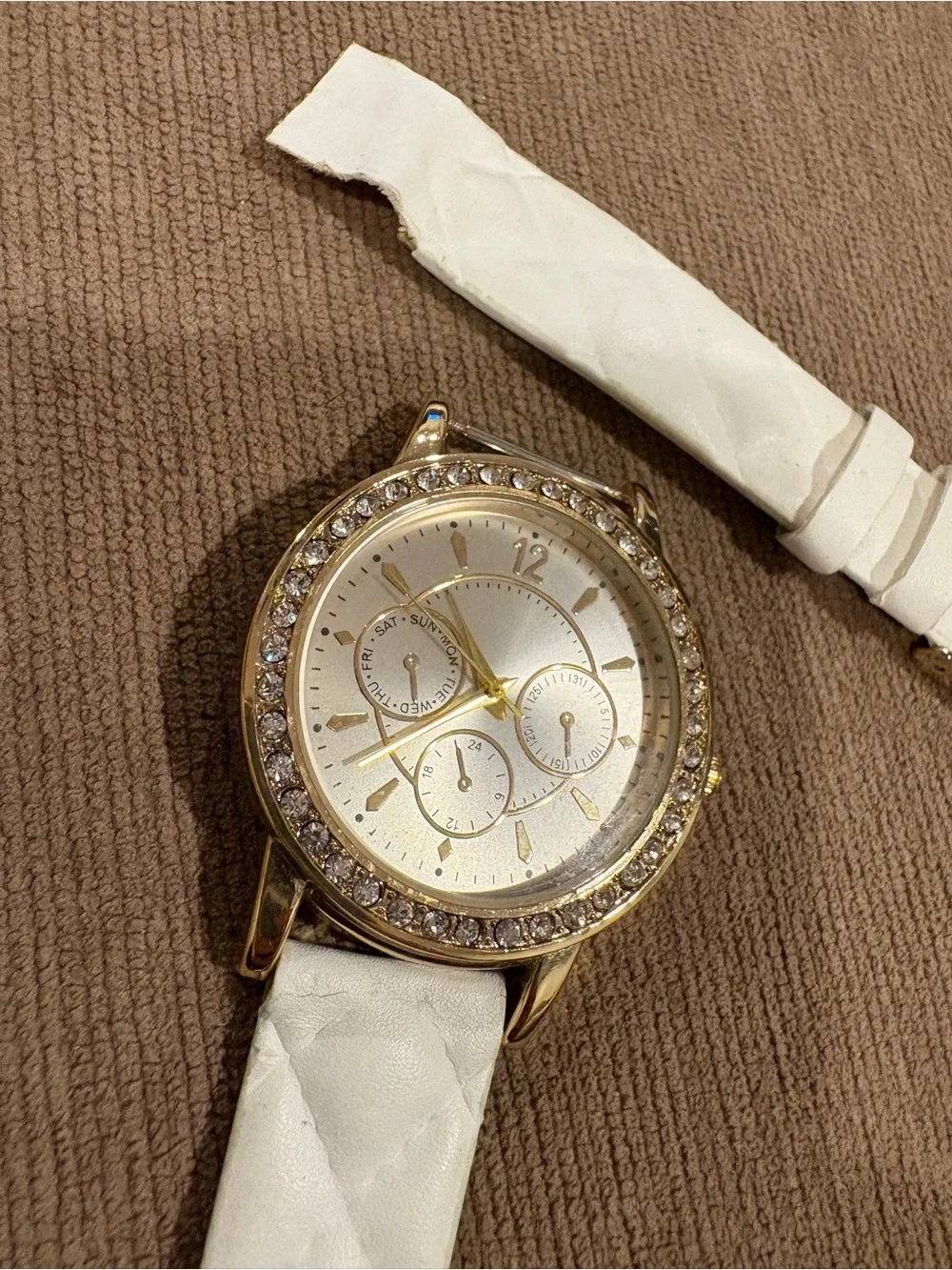 Unbranded Quartz Watch Women‎ OS White Fair Rhinestone Bezel Gold Tone 2029